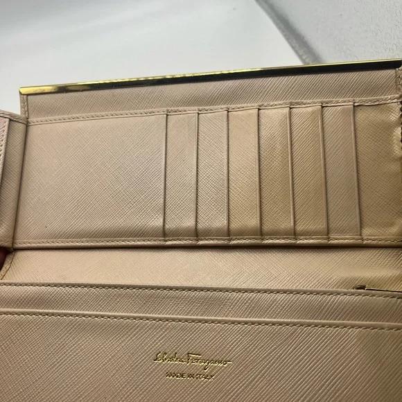 Salvatore Ferragamo long wallet. Beautiful condition. - Picture 8 of 12